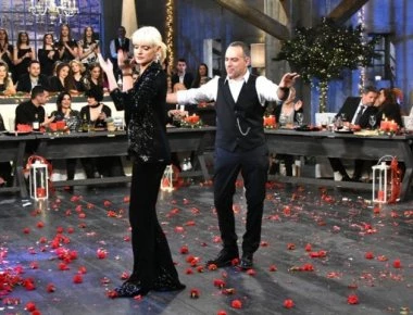 «Στην υγειά μας» παρεξήγηση: Πέταξε το πιάτο πάνω της και την χτύπησε (βίντεο)